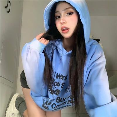 戴流苏耳环的少女